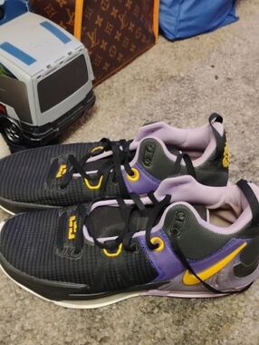 NIKE LEBRON WITNESS 7 BASKETBALL SHOE EXCELLENT CONDITION